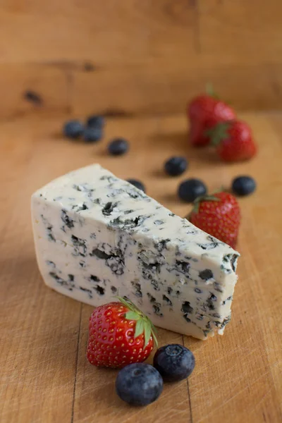 Blue cheese with fruit — Stock Photo, Image