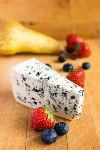 Blue cheese with fruit — Stock Photo, Image