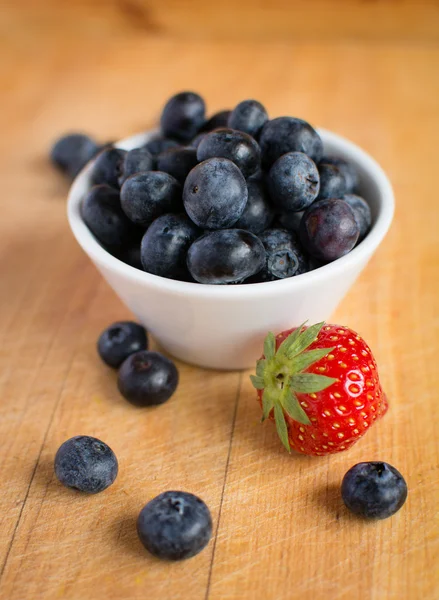 Blueberries and strawberry — Stock Photo, Image