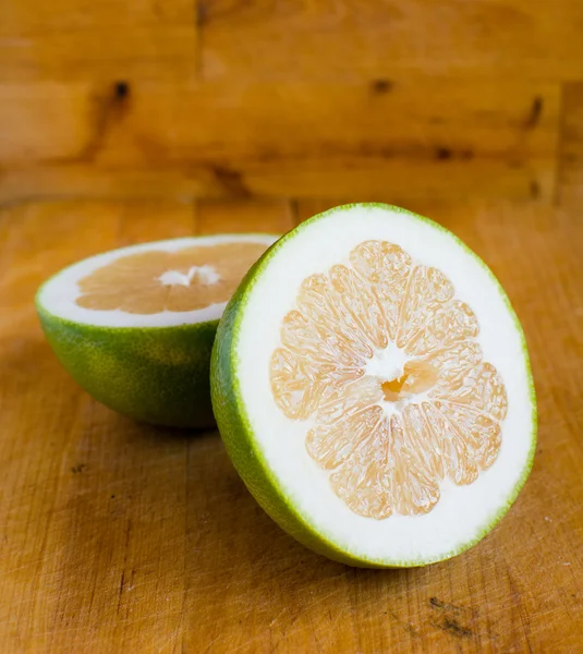 Pompelmo bianco su fondo di legno — Foto Stock