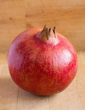 ahşap arka plan üzerinde izole nar