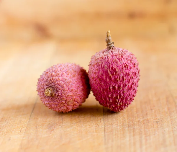 Lychee sur une table en bois . — Photo