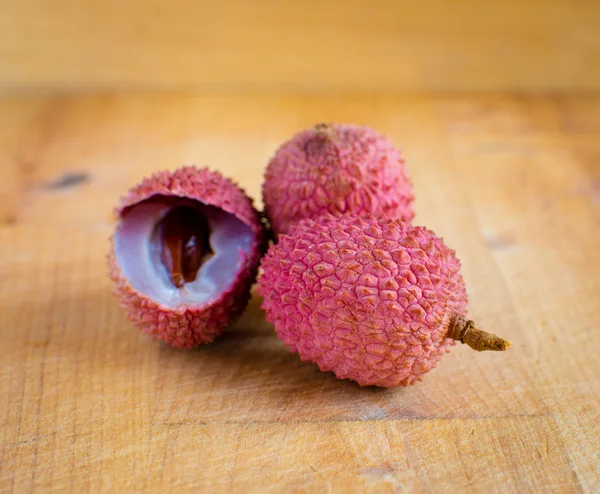 Lychee sur une table en bois . — Photo