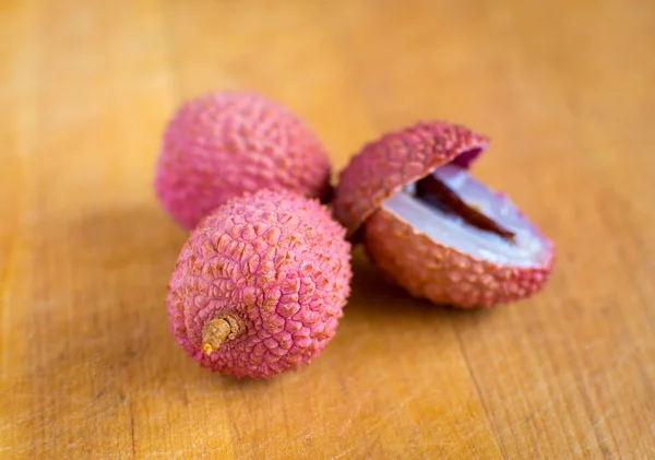 Lychee on a wooden table. — Stock Photo, Image