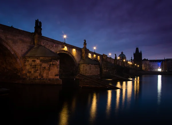 Puente de Carlos en Praga temprano en la mañana — Foto de Stock