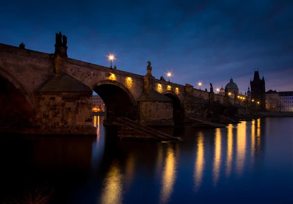 Puente de Carlos en Praga temprano en la mañana — Foto de Stock