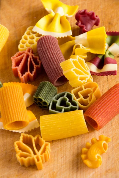 Pasta italiana multicolore, fondo verticale — Foto Stock