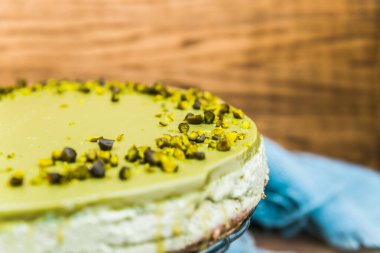 Hafif ama lezzetli, fıstıklı yoğurtlu peynirli kek. Kapat.