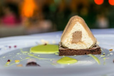 Lezzetli çikolatalı tatlı ve taze meyveli. Kapat.