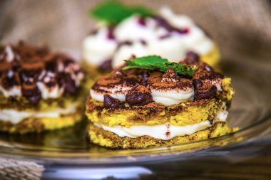 Fındıklı ve naneli lezzetli çikolata tatlısı. Kapat.