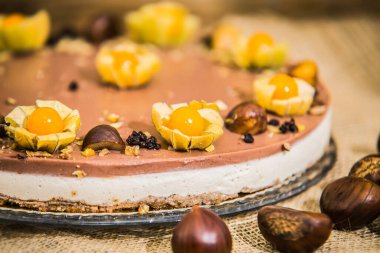 Hafif lezzetli yoğurtlu, kestaneli peynirli kek. Kapat.