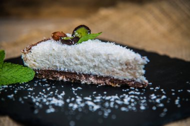 Hindistan cevizi ve şam fıstıklı, hafif, lezzetli yoğurtlu peynirli kek. Kapat.
