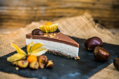 Hafif, lezzetli yoğurtlu, fındık ve kestaneli cheesecake. Kapat.