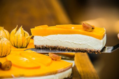 Hafif lezzetli yoğurtlu peynirli kek, salis, portakal ve üzümlü. Kapat.