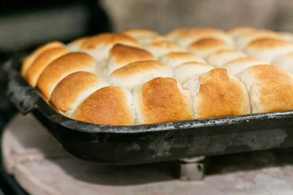 Taze pişmiş ev yapımı lezzetli çörekler. Kapat.