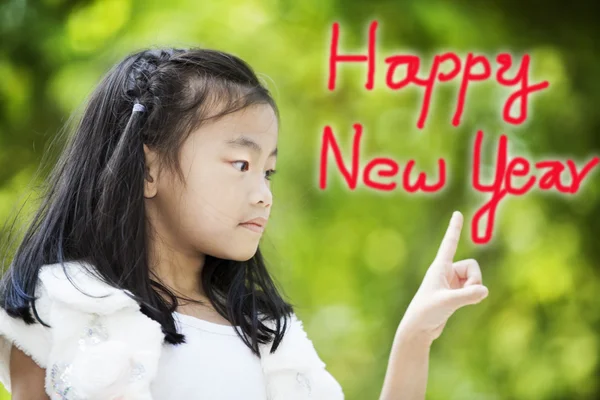 Pequeña niña cepillo golpe feliz año nuevo — Foto de Stock