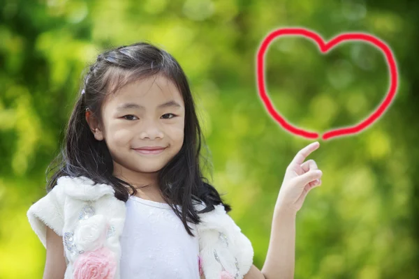 Klein meisje het hart met de hand schrijven — Stockfoto