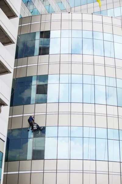 Arbeiter putzen hohen Turm — Stockfoto