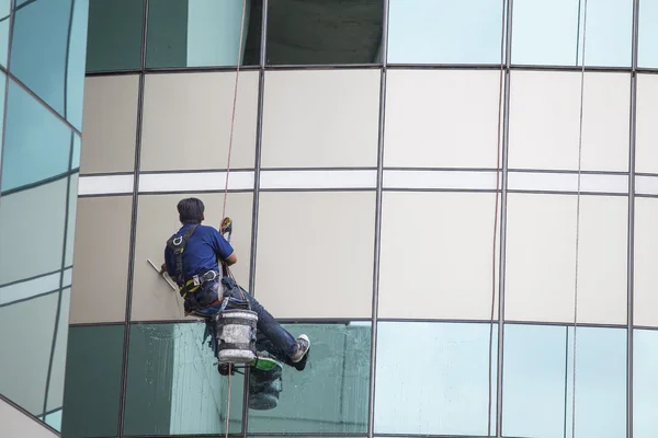 Arbeiter putzen hohen Turm — Stockfoto