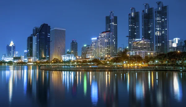 Cidade cidade à noite — Fotografia de Stock