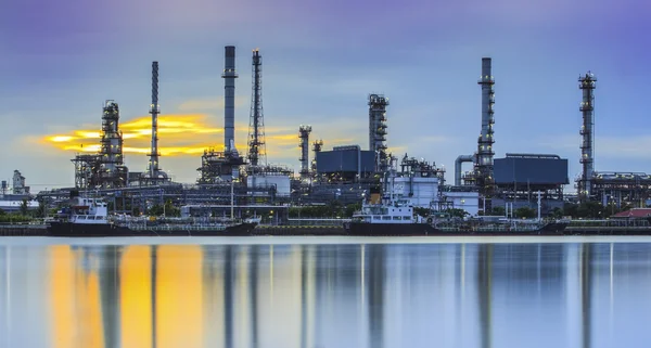 Paesaggio della raffineria fluviale e petrolifera — Foto Stock