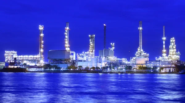 Landscape of river and oil refinery factory — Stock Photo, Image