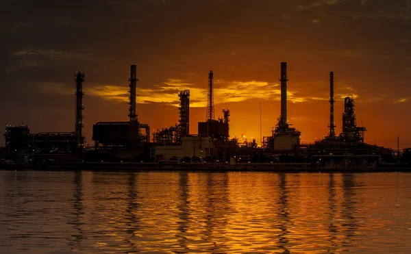 Paesaggio della raffineria fluviale e petrolifera — Foto Stock