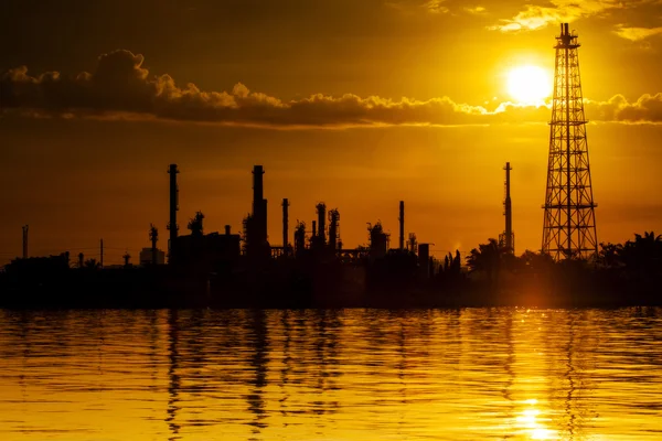 Landscape of river and oil refinery factory — Stock Photo, Image