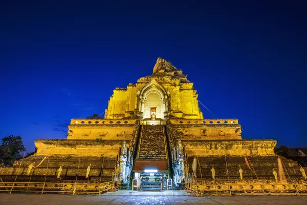 Chedi luang tempel — Stockfoto