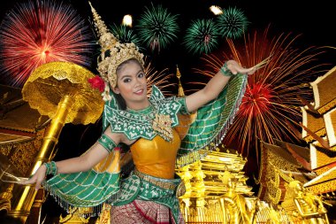 Golden pagoda adlı DOI suthap, chiangmai yangın çalışma ile