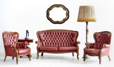 eski deri koltuk lamba ve telefon ile