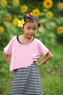 Ayçiçeği ile güzel çocuk