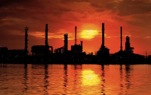 Táj-folyó és a kőolaj finomító gyár — Stock Fotó