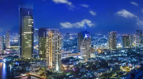 Stad bij nacht in bangkok — Stockfoto