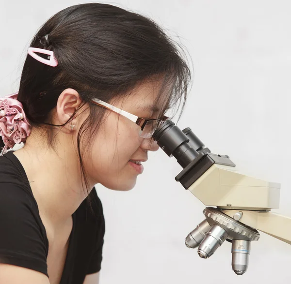 Cientista usando um microscópio — Fotografia de Stock