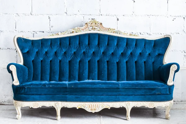 Блакитному дивані vintage — стокове фото
