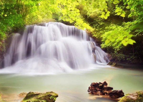 Segundo nível de Huai Mae Kamin Waterfall i — Fotografia de Stock