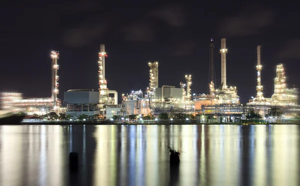 Manzara nehir ve petrol rafinerisi fabrikası — Stok fotoğraf
