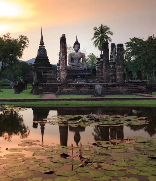 Sukhothai Tarih parkı ana Buda heykeli — Stok fotoğraf