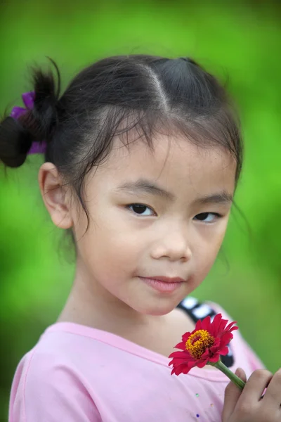 Красива дитина з квіткою — стокове фото