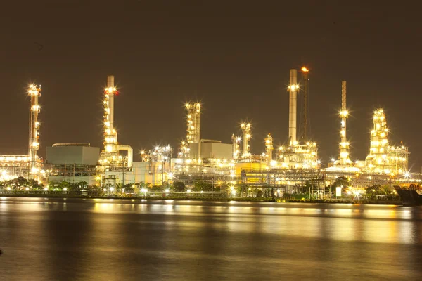 Paesaggio della raffineria fluviale e petrolifera — Foto Stock