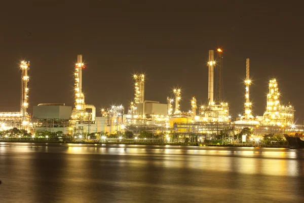 Paisaje de la fábrica de refinerías de hidrocarburos y petróleo —  Fotos de Stock