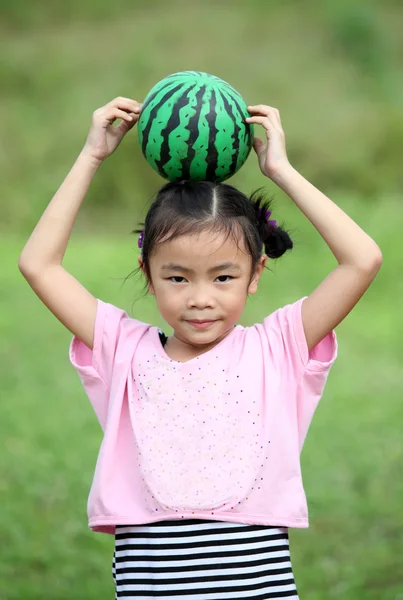 漂亮的孩子与西瓜 — 图库照片