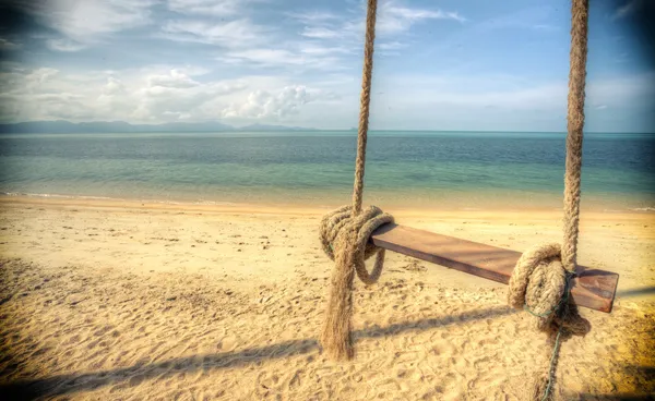 Swing på stranden bakgrunden — Stockfoto