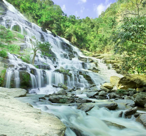 Maeyar 瀑布，清迈，泰国在雨季节视图 — 图库照片