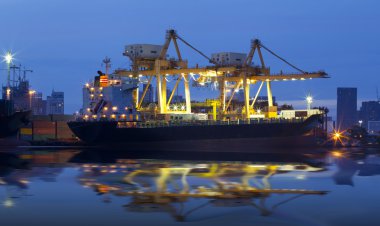 Vinç çalışma ile kap kargo yük gemisi