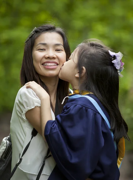 Conseguimento della laurea per i bambini piccoli — Foto Stock