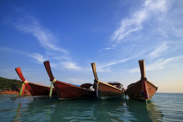 Barco longo e ilha de lipe — Fotografia de Stock