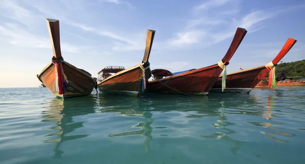 Geleneksel Tay longtail tekne sahilde — Stok fotoğraf