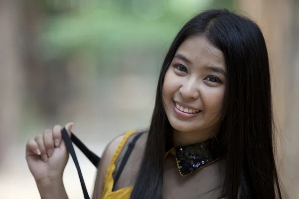 Joven pelo largo Asia mujeres — Foto de Stock